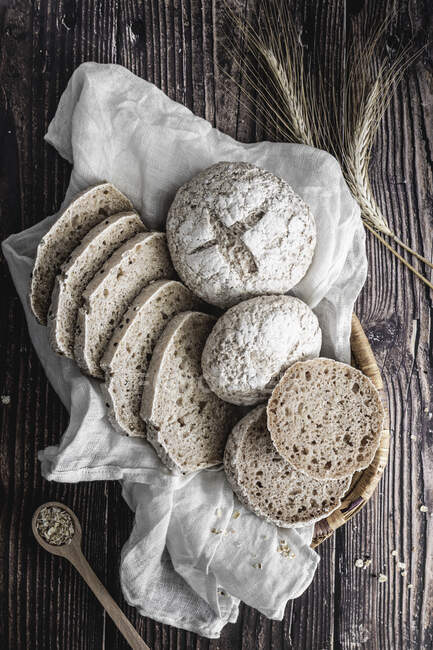 Pão sem glúten e pães na cesta — Fotografia de Stock