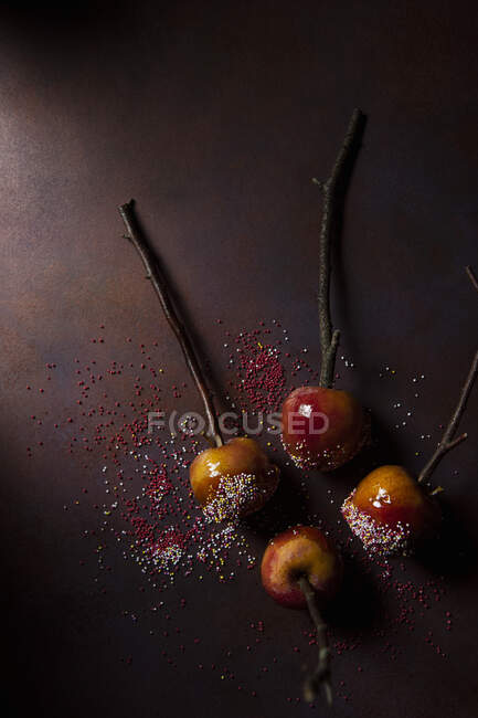 Mele caramellate con spruzzi, vista dall'alto. — Foto stock
