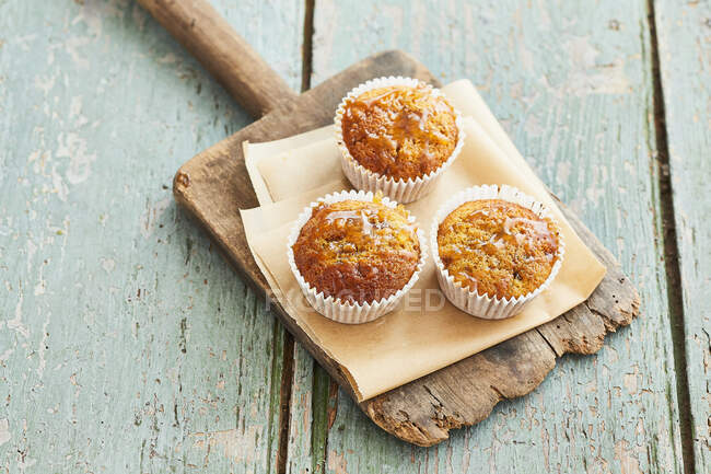 Muffins de café y dátiles con cobertura de caramelo salado - foto de stock