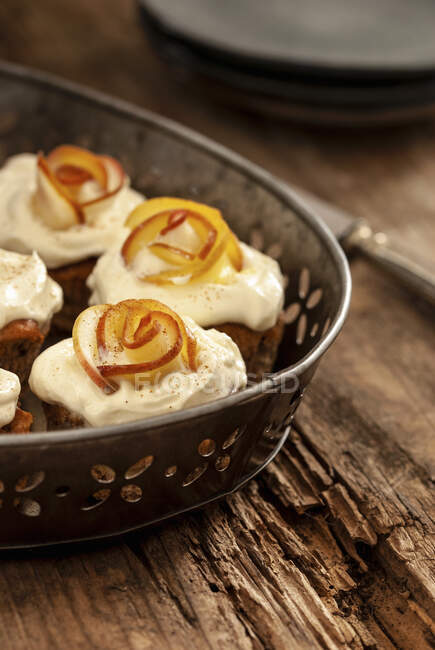 Muffins with topping and apple roses — Stock Photo