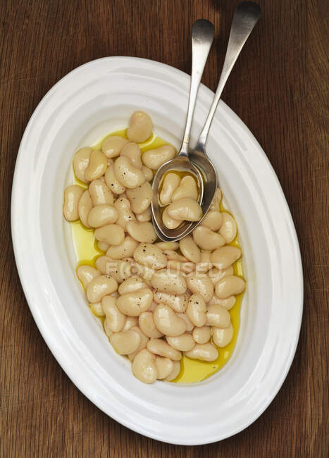 Butter beans with olive oil — Stock Photo