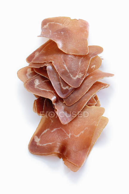 Carne de Bundnerfleisch en rodajas aislada sobre fondo blanco - foto de stock