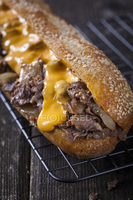 Un steak sandwich Philly, en gros plan sur le gril — Photo de stock