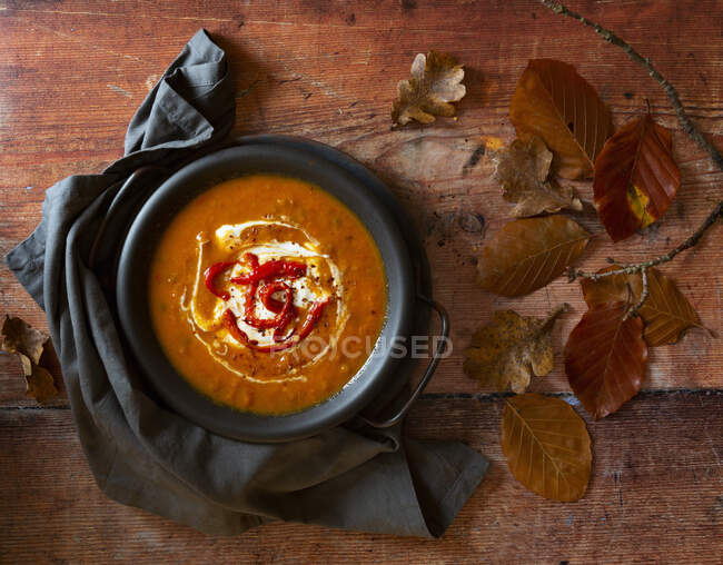 Sopa de pimenta vermelha assada e cenoura com leite de coco Iogurte e pimenta vermelha assada enfeite — Fotografia de Stock