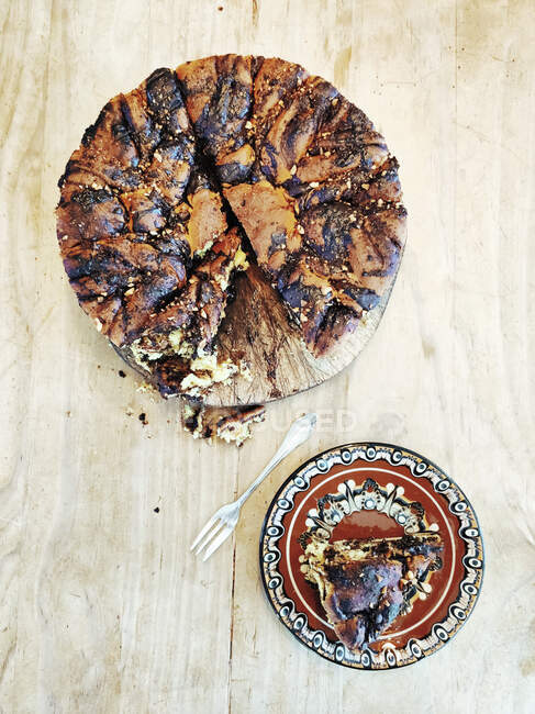 Primo piano di deliziosa torta di lievito con cioccolato, affettato — Foto stock
