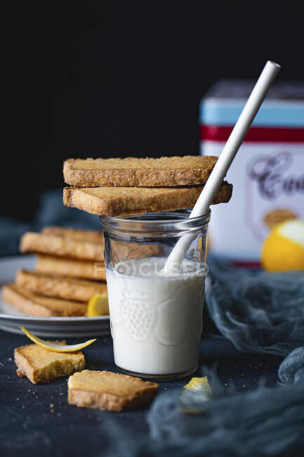 Polenta cookies on glass of milk - foto de stock