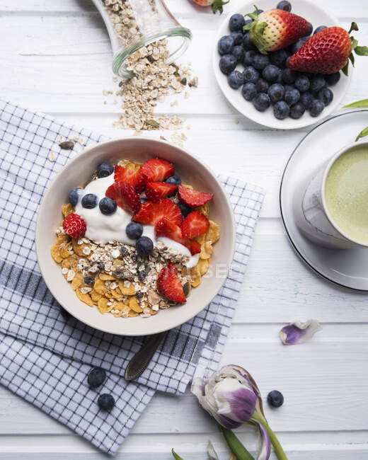 Мюсли с миндальным йогуртом и свежими ягодами, с чаем маття — стоковое фото