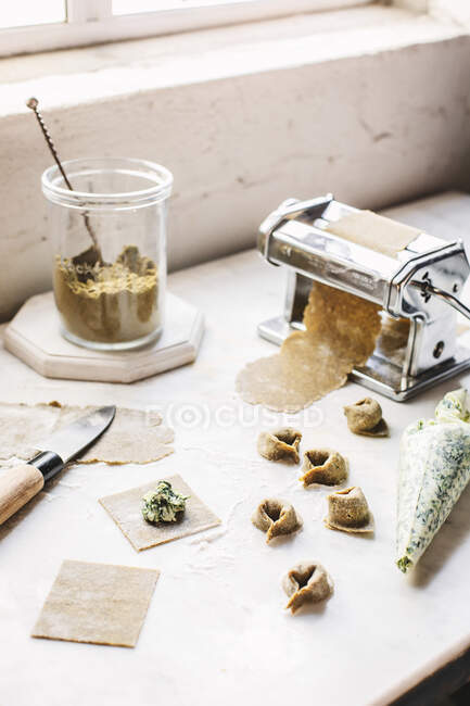 Pâtes de chanvre Tortellini Sur la table — Photo de stock