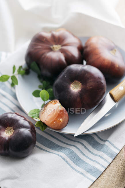 Ciruelas maduras frescas sobre una mesa de madera - foto de stock