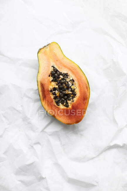 Primer plano de deliciosa papaya a la mitad - foto de stock