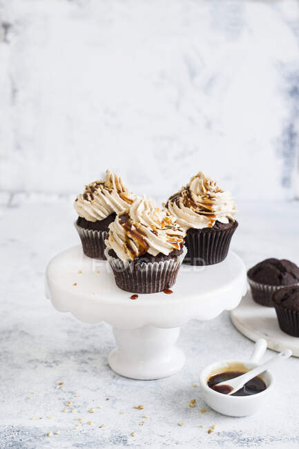 Шоколадні кекси з карамельним заморожуванням — стокове фото