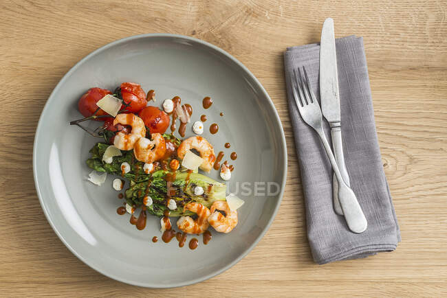Смажені сердечка салату з креветками та помідорами — стокове фото