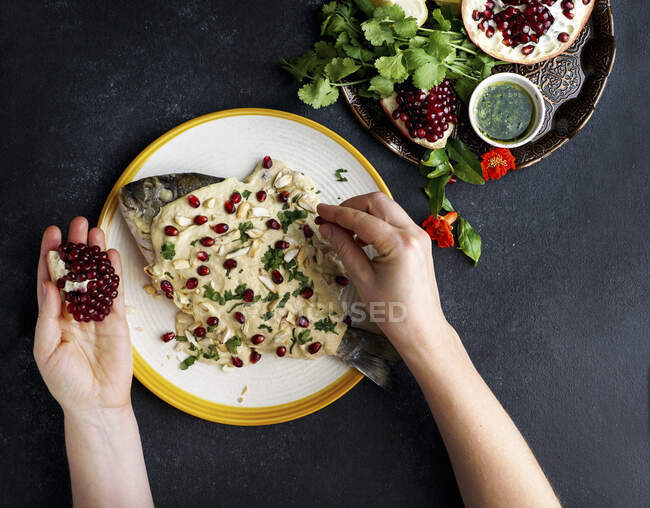 Samke Harra - Pesce speziato libanese con salsa tahini, semi di melograno e mandorle — Foto stock