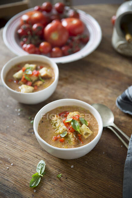 Gazpacho en pequeños cuencos de sopa - foto de stock