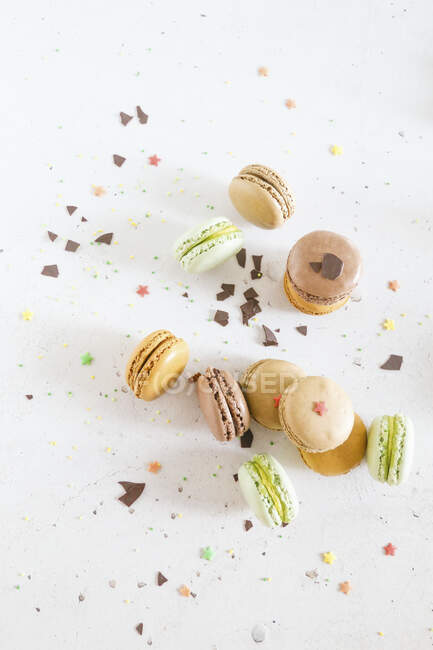 Macarons com polvilhas coloridas e lascas de chocolate — Fotografia de Stock