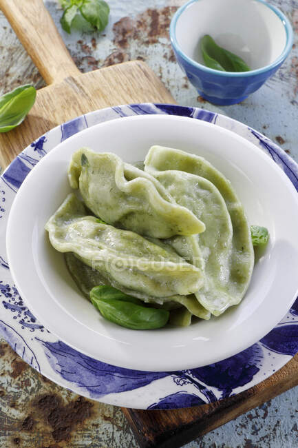 Spinach ravioli (pierogi, cooked dumplings) — Stock Photo