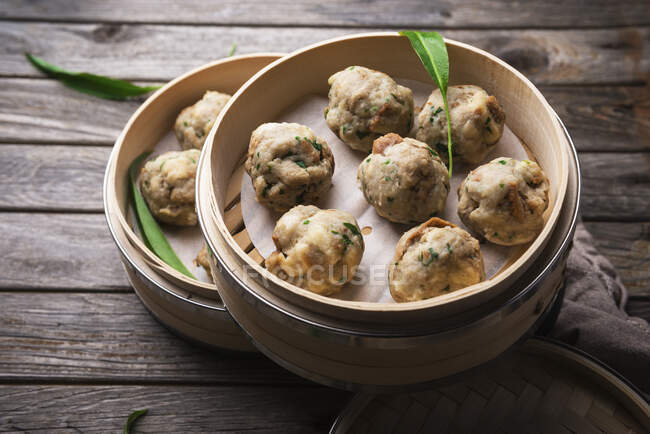 Vegan wild garlic bread dumplings made in  bamboo steamer - foto de stock