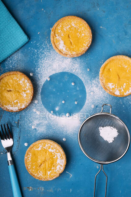 Mini tartas de limón con corteza de pan corto - foto de stock
