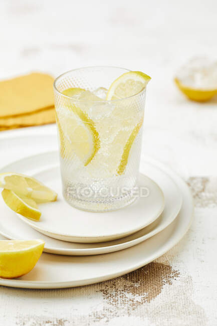 Склянка напою з кубиками льоду та лимонними клинами — стокове фото