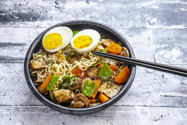 Sopa de ramen con verduras, champiñones, tofu ahumado y huevo - foto de stock