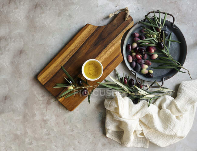 Rama de olivo, servilleta, aceite de oliva - foto de stock