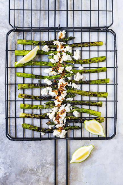 Barbecued green asparagus with mozzarella — Stock Photo