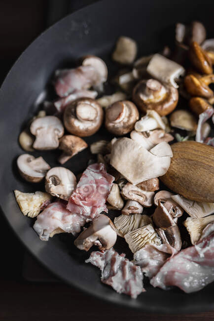 Gros plan de délicieux champignons et pancetta — Photo de stock