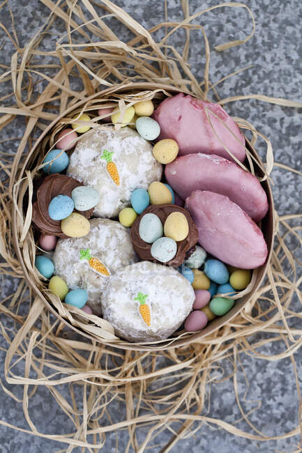 Biscotti pasquali decorati con smalto rosa e carote, mini uova di cioccolato — Foto stock