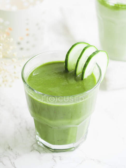 Green smoothie with cucumber slices — Stock Photo