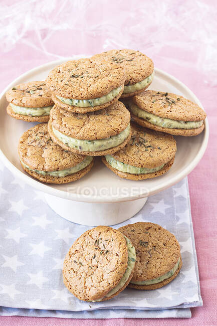 Spicy tomato macaroons with a green filling — Stock Photo