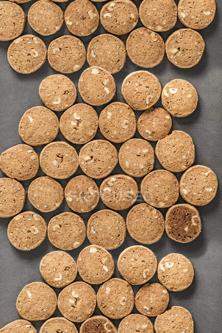Primer plano de delicioso lote de galletas de espelta con almendras - foto de stock