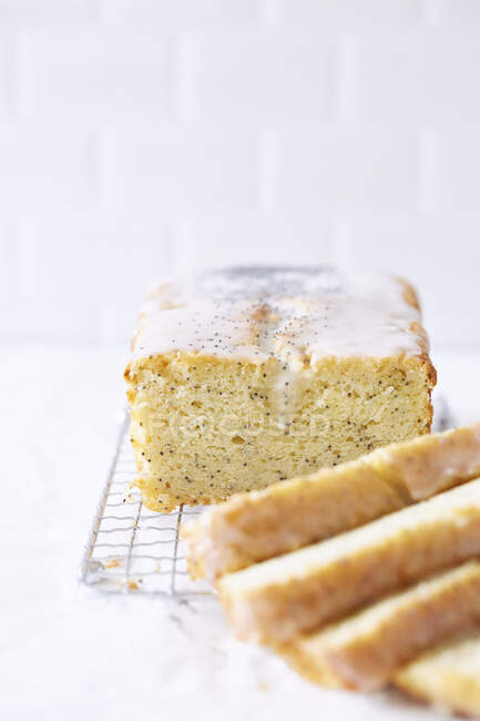 Moist poppyseed and lemon cake with icing, sliced — Stock Photo