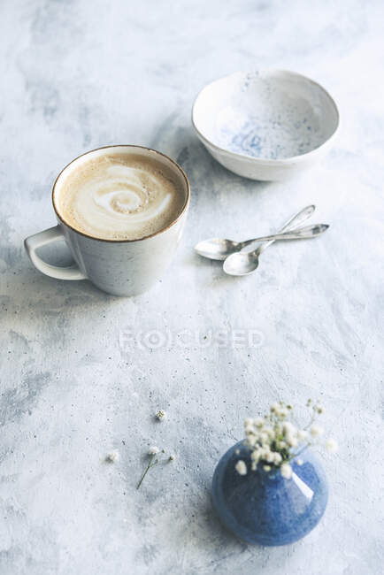 Кава з молоком в керамічному горщику на світлому фоні — стокове фото