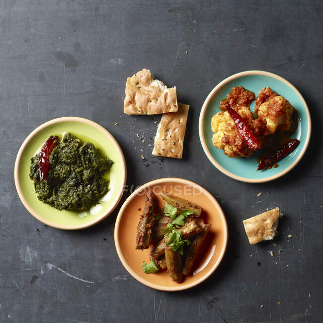 Comida Afgahan: okra, coliflor y espinaca - foto de stock