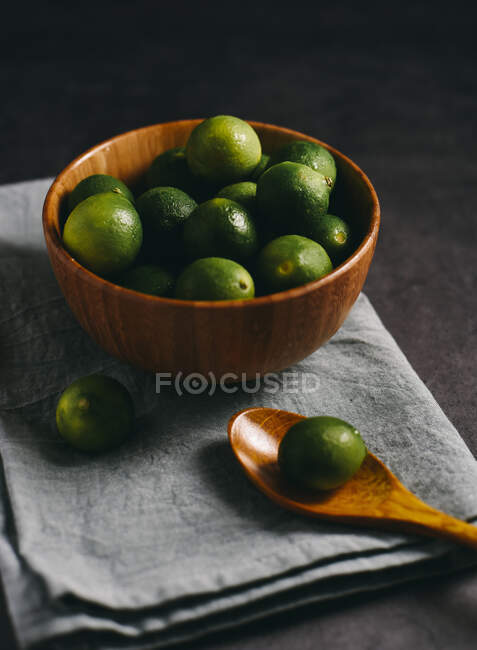 Primer plano de delicioso kumquat verde - foto de stock