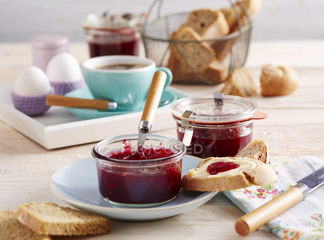 Cherry and vanilla jam for breakfast with bread slices — Stock Photo