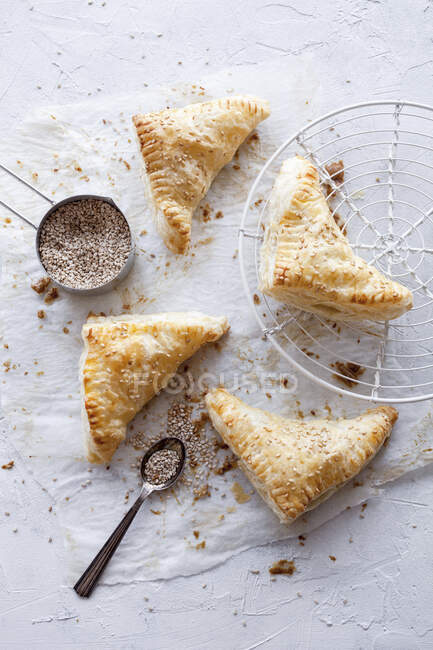 Savory pastries with sprinkled sesame seeds on top — Stock Photo