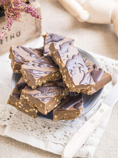 Homemade protein bars with peanut butter and hemp protein — Stock Photo