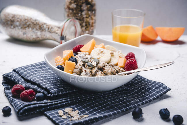 Mingau Vegan com frutas frescas e suco de laranja — Fotografia de Stock