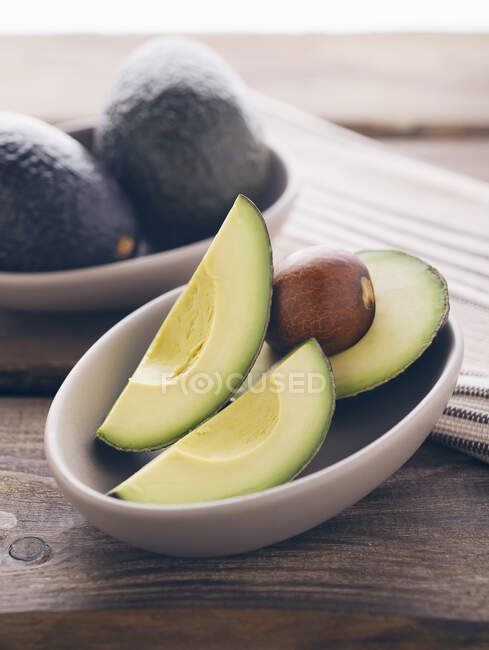 Close-up shot of Avocado, whole and sliced — Fotografia de Stock