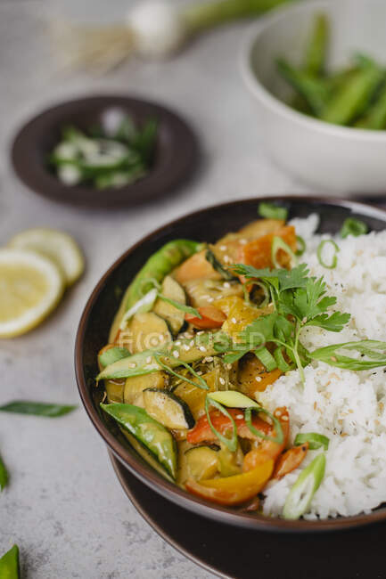 Curry thaïlandais avec mange tout et riz — Photo de stock