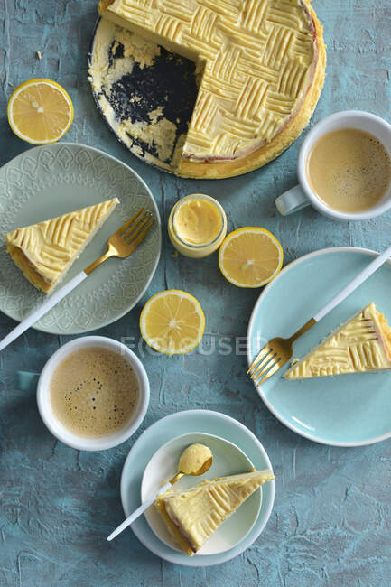 Lemon curd cheesecake slices on the plates — Photo de stock