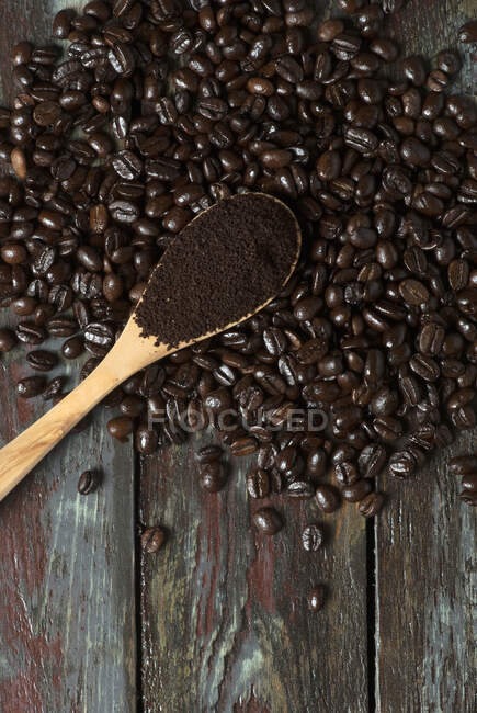 Close-up shot of Roasted and ground coffee beans - foto de stock