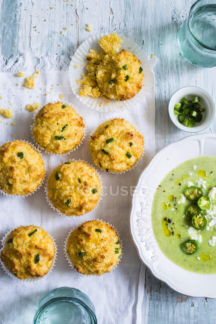 Corn and jalapeno muffins and jalapeno soup — Stock Photo
