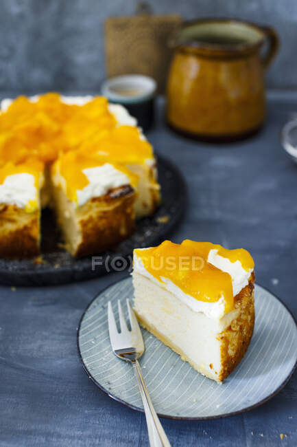 Mango Cheesecake на столі — стокове фото