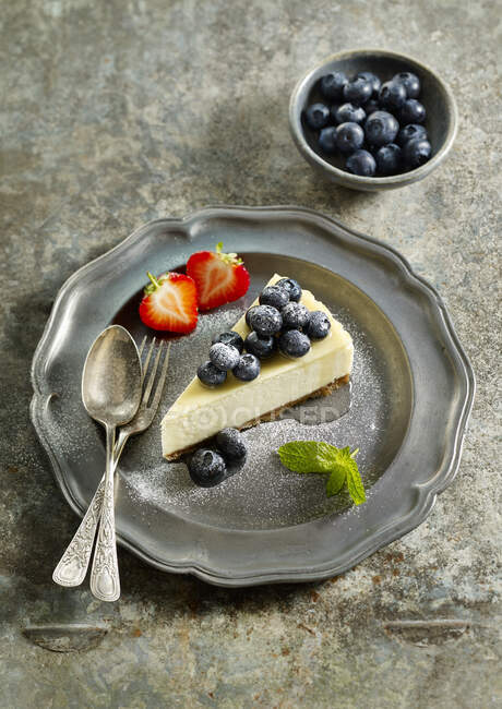 Gâteau au fromage vanille cuit à la compote de bleuets — Photo de stock