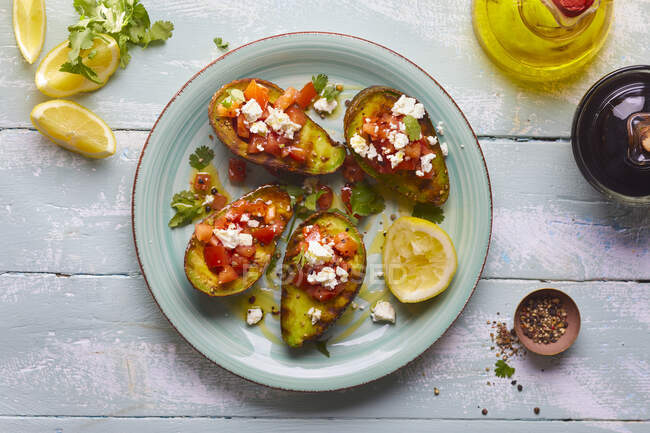 Фаршированные авокадо с томатным салатом и фета — стоковое фото