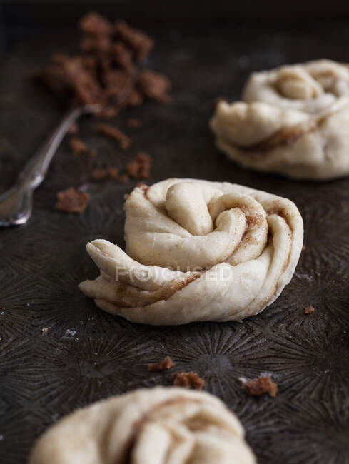 Dough shaped into cinnamon buns, ready to bake — Stock Photo