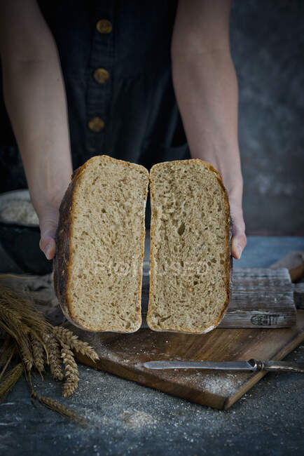 Крупним планом знімок смачного свіжого кислого хліба — стокове фото