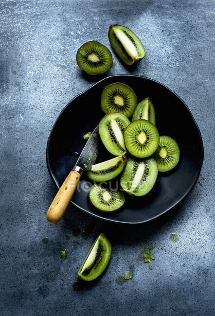 Fresh green kiwi fruit on a dark background. top view. free space for text. — Stock Photo
